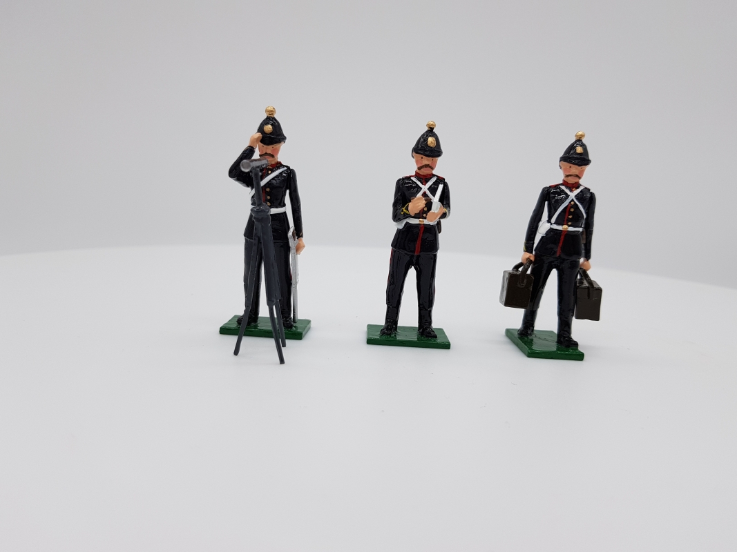TOY SOLDIERS VICTORIAN SCOTTISH ROYAL FUSILIERS OFFICERS SITTING ON A BENCH 54MM